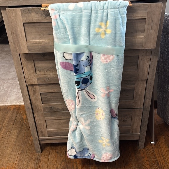 CLEARANCE LAST ONE! NWT! Disney Stitch Easter Bunny Plush Throw Blanket - Picture 7 of 7